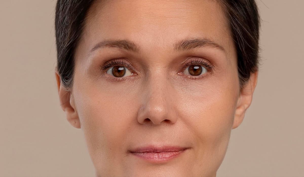 Peau après protocole photobiomodulation 660+830 nm — texture lissée